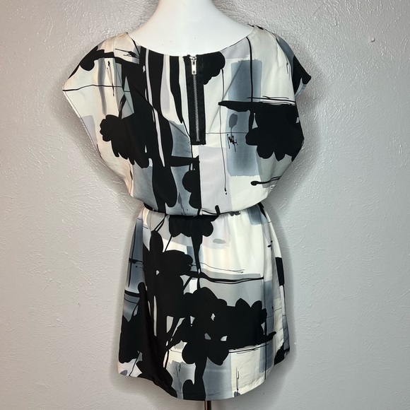 xxi Abstract Print Dress with Cap Sleeves and Back Zipper Detail. Size Medium - Picture 3 of 5